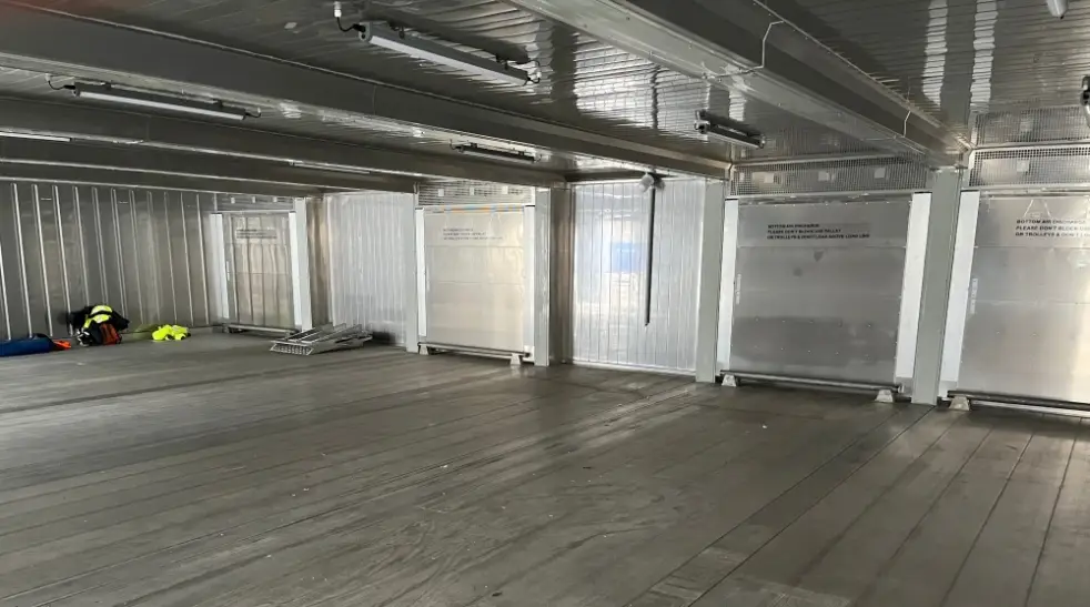 Modułowa instalacja kontenerów chłodniczych tworząca jednostkę SuperStore