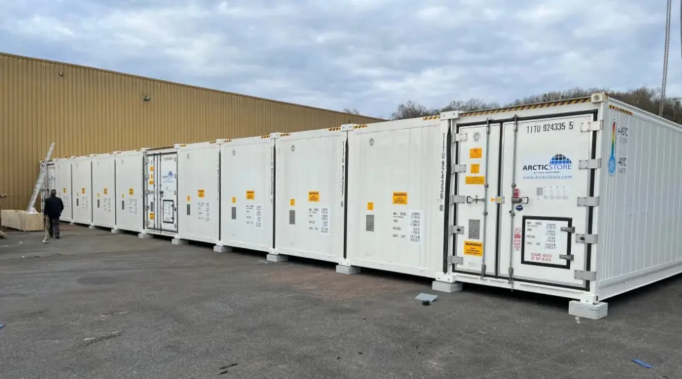 Modułowa instalacja kontenerów chłodniczych tworząca jednostkę SuperStore