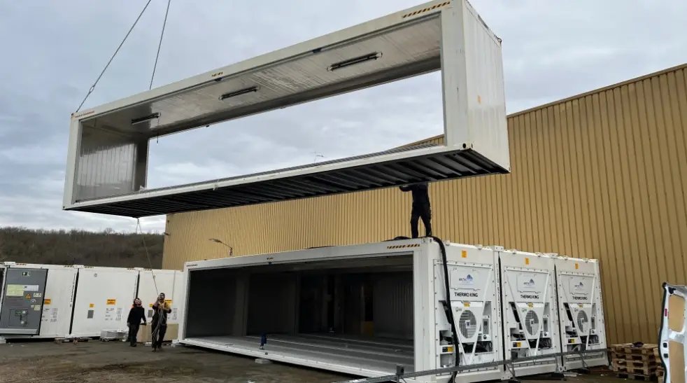 Modułowa instalacja kontenerów chłodniczych tworząca jednostkę SuperStore